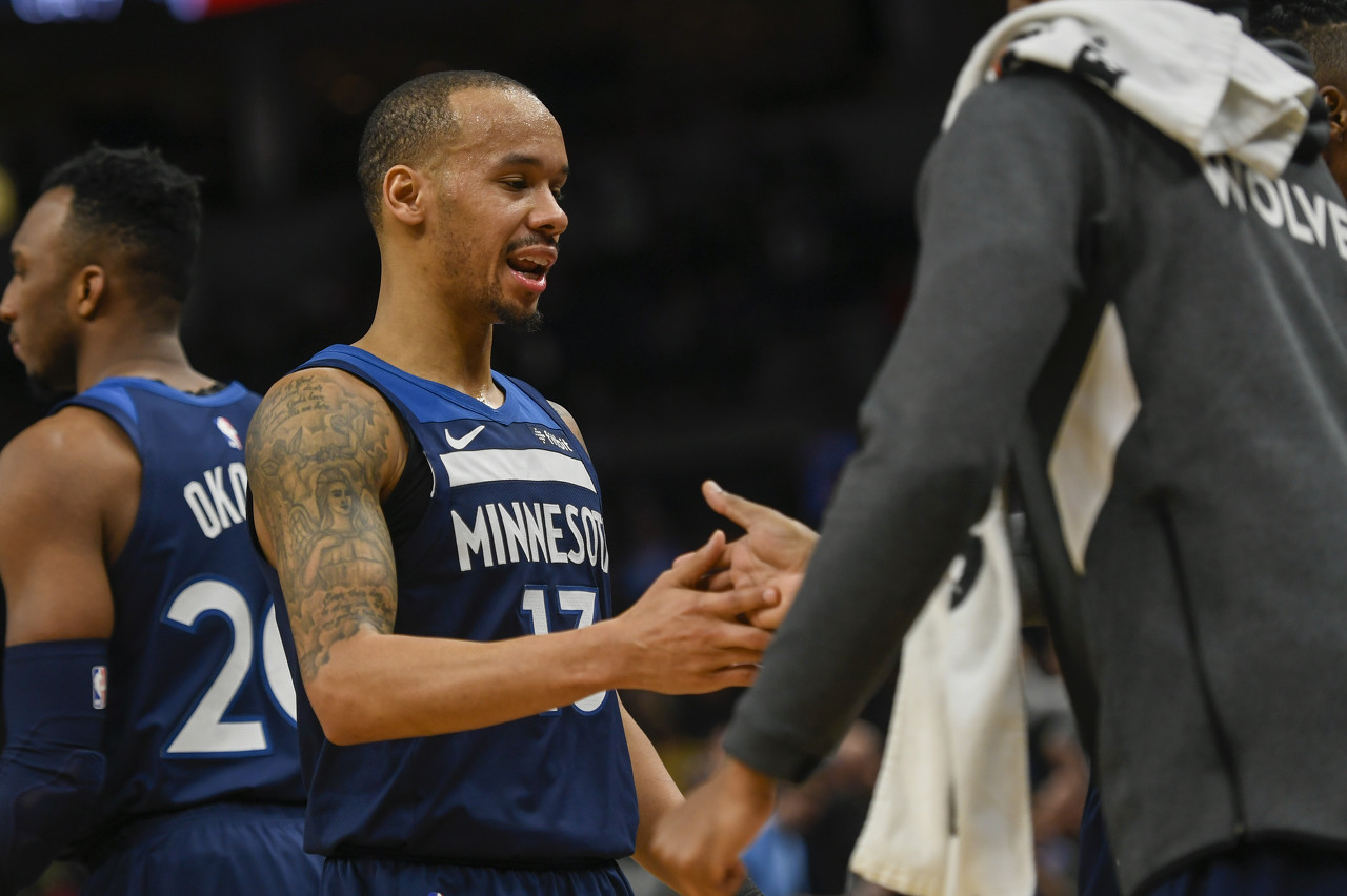 转会市场风云再起！萨拉赫或赴沙特联赛，拜仁豪门相中英格兰新星（足坛转会再起波澜：萨拉赫或转战沙特联，拜仁看上英格兰新星）