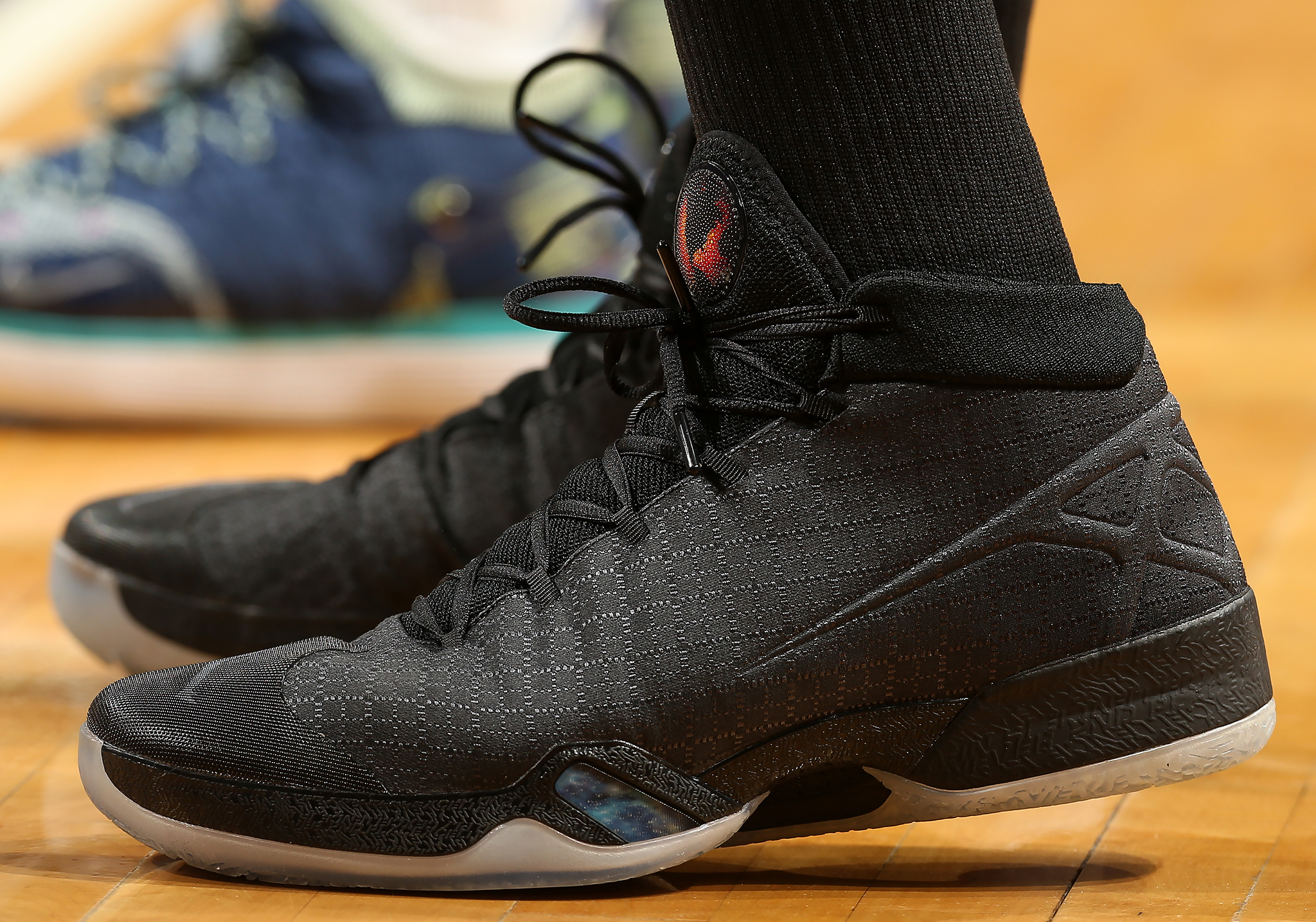 阿隆索在皇家马德里时间已经不多齐达内和阿尔韦罗亚正等着他上场（阿隆索在皇马的时间进入倒计时，齐达内和阿韦罗亚正等他登场）