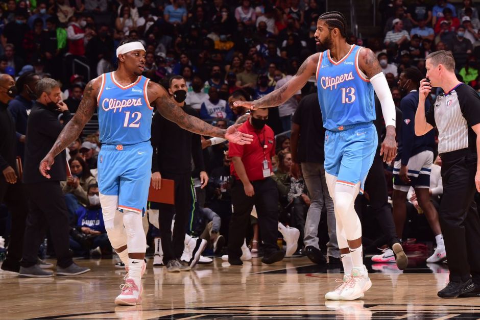 詹姆斯助攻斯玛特三分，湖人对阵太阳提速（湖人战太阳节奏加快，詹姆斯妙传斯玛特命中三分）