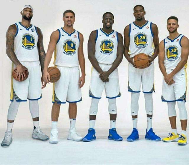 意媒：为避免球迷干扰，斯帕莱蒂决定尤文不在那不勒斯过夜（意媒称，斯帕莱蒂为避球迷干扰，决定尤文赛后不在那不勒斯留宿）