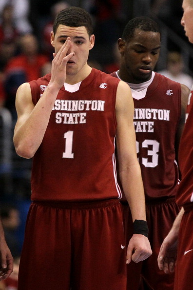 NBA常规赛战报：湖人客场险胜太阳（NBA常规赛快讯：湖人客场险擒太阳）