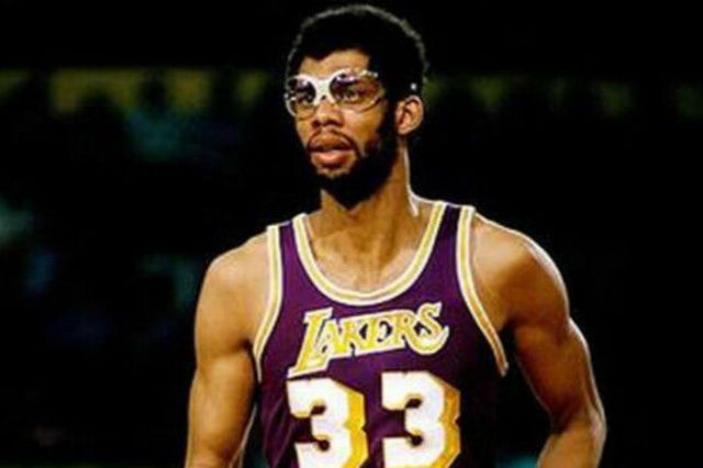 英超焦点战：维拉1-2绝杀阿森纳，曼城争冠机会大增（英超焦点：维拉补时2-1拿下阿森纳，曼城争冠迎利好）